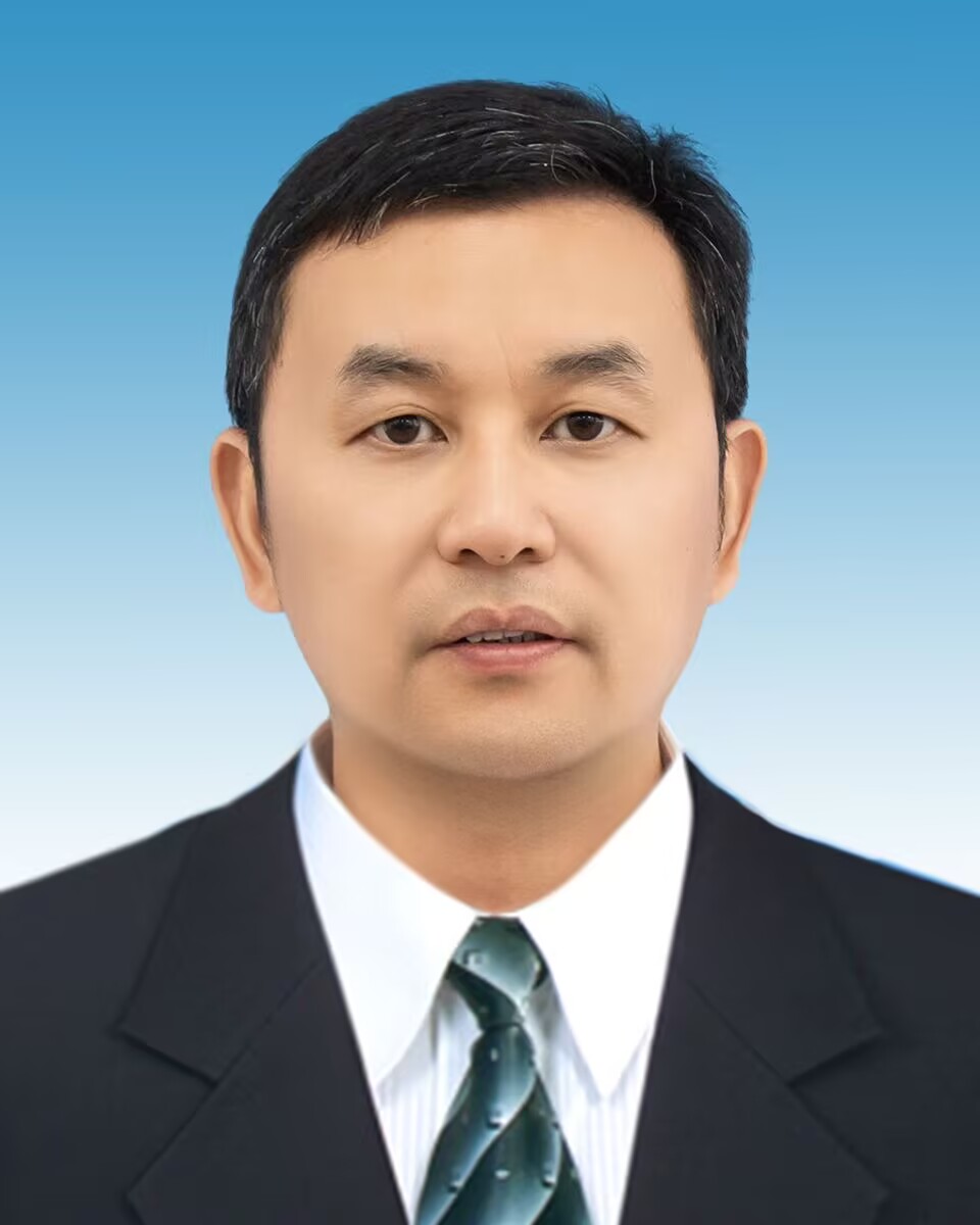 襄阳市第三十六中学党委委员、副校长司阳.jpg